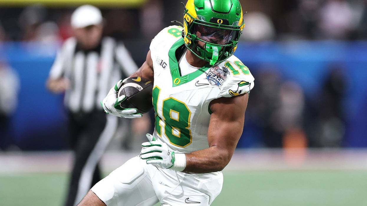 ATLANTA, GEORGIA - JANUARY 09: Kenyon Sadiq #18 of the Oregon Ducks runs with the ball against the Indiana Hoosiers during the first quarter of the 2025 College Football Playoff Semifinal at the Chick-fil-A Peach Bowl at Mercedes-Benz Stadium on January 09, 2026 in Atlanta, Georgia. (Photo by Kevin C. Cox/Getty Images)