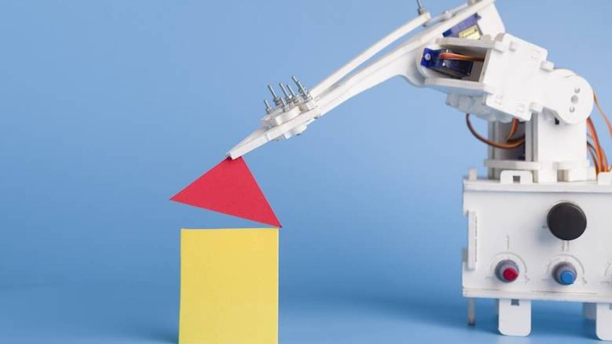 Automated mechanism building house with wooden blocks