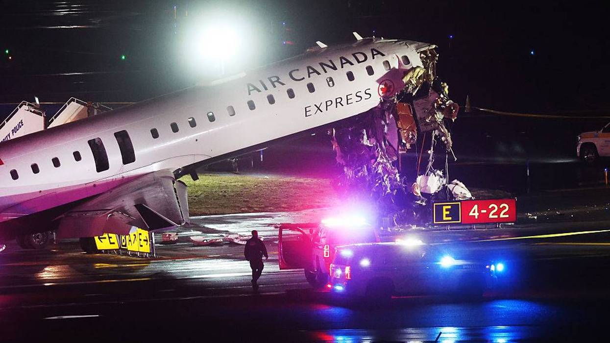 Avion de Air Canada Express se estrello con camion de bomberos en LaGuardia Airport