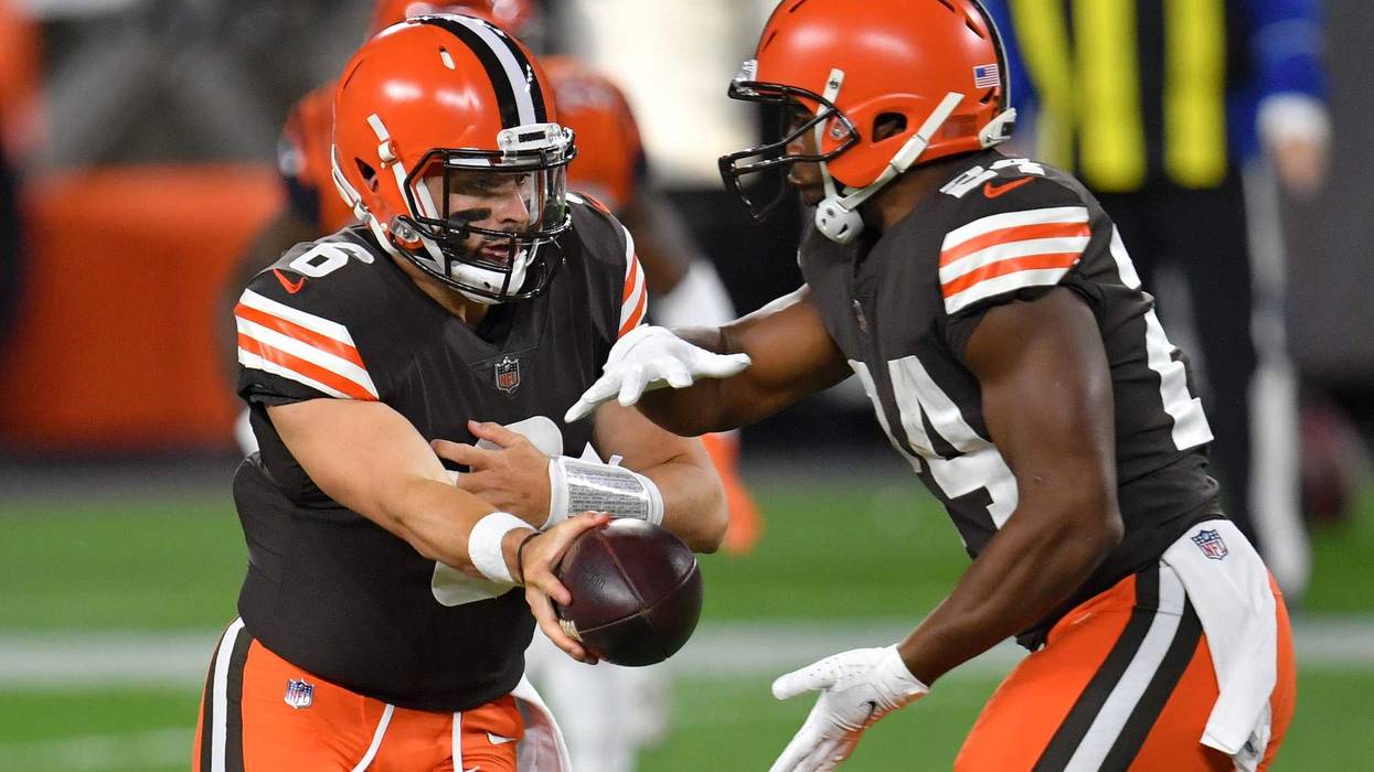 Baker Mayfield hands off to Nick Chubb of the Cleveland Browns