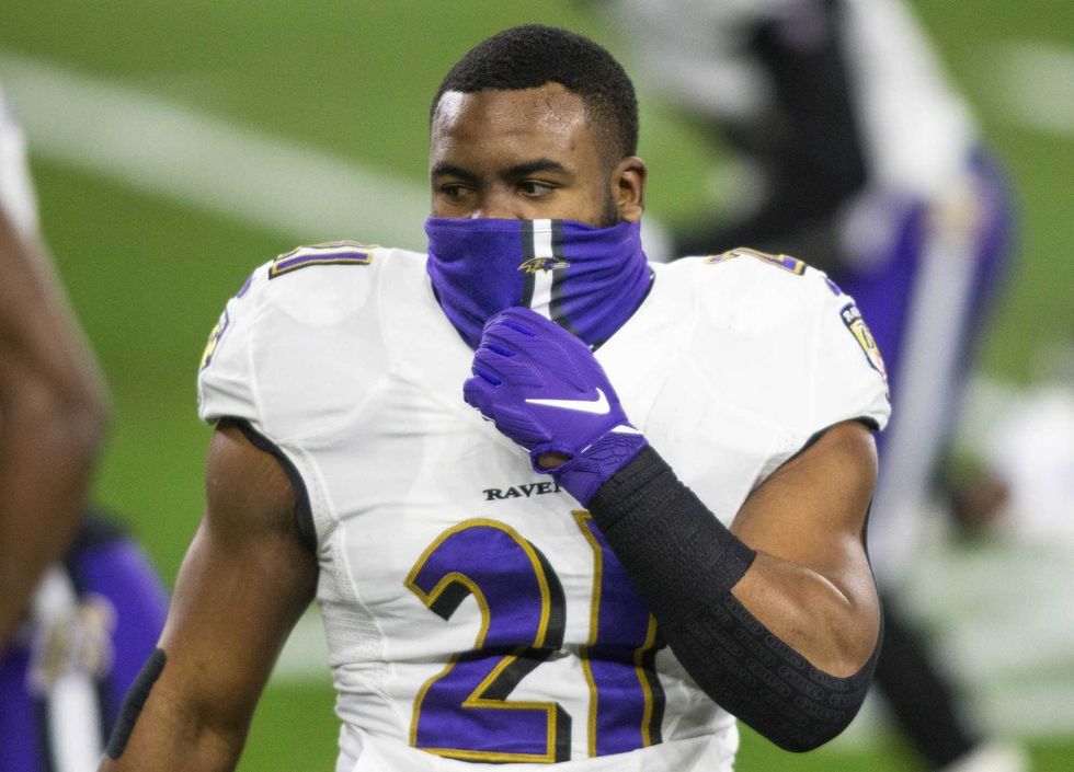 Baltimore Ravens running back Mark Ingram (21) adjusts his face mask before the game against the Cleveland Browns at FirstEnergy Stadium.