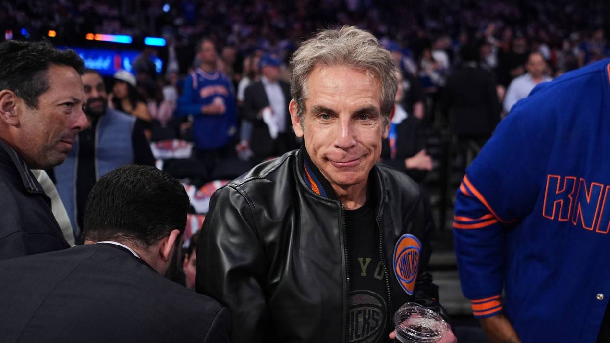 Ben Stiller welcomes a photo with Mike Brown's wife, after Knicks coach said she was afraid to ask