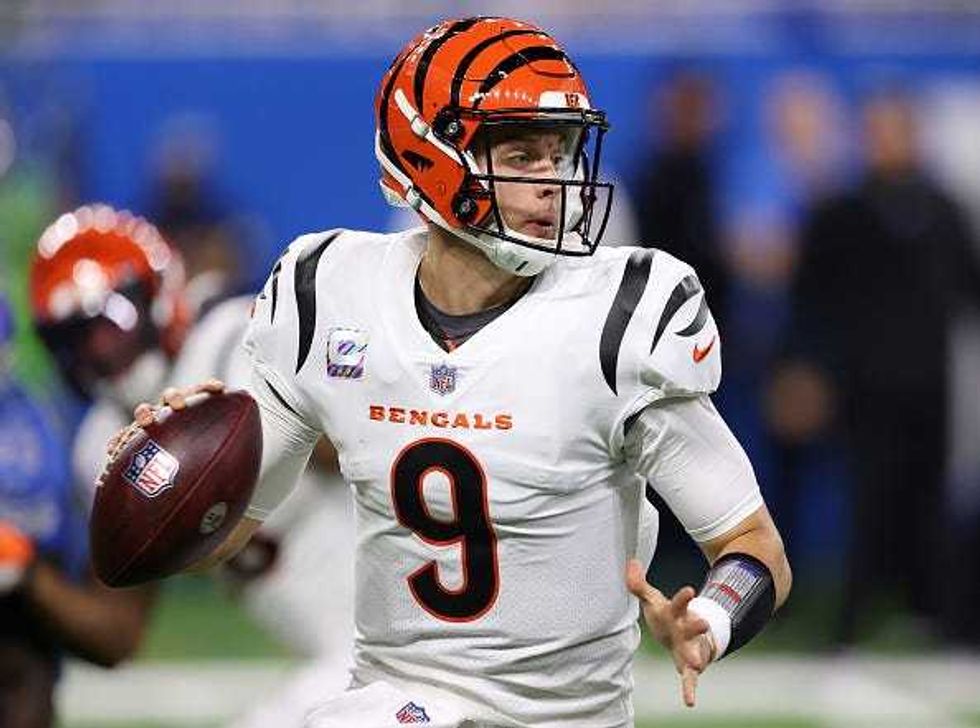 Bengals QB Joe Burrow looks for an open receiver.