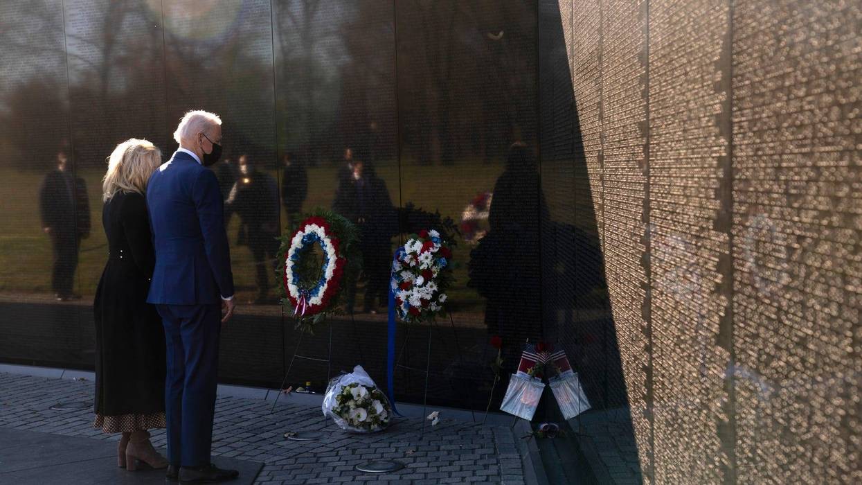 Bidens pay tribute at Vietnam Veterans Memorial