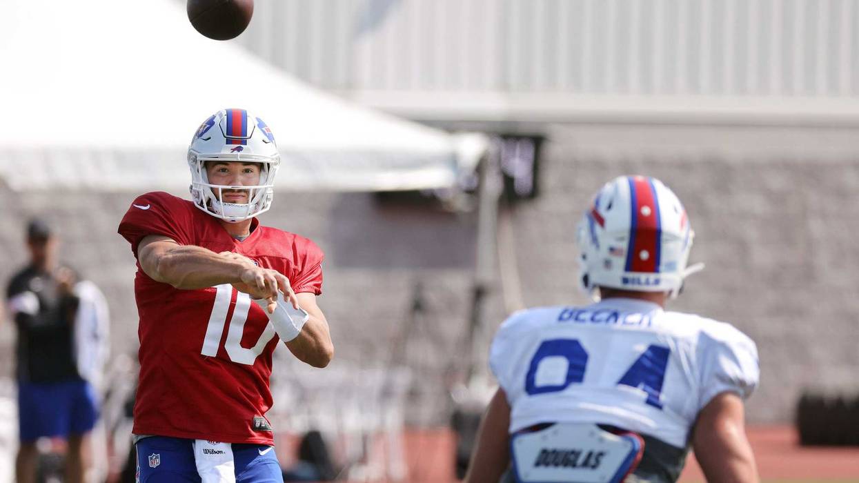 Bills quarterback Mitch Trubisky dumps a short pass to tight end Nate Becker during practice.