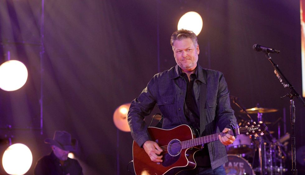 Blake Shelton jokes Ariana Grande 'trashed' his 2016 album