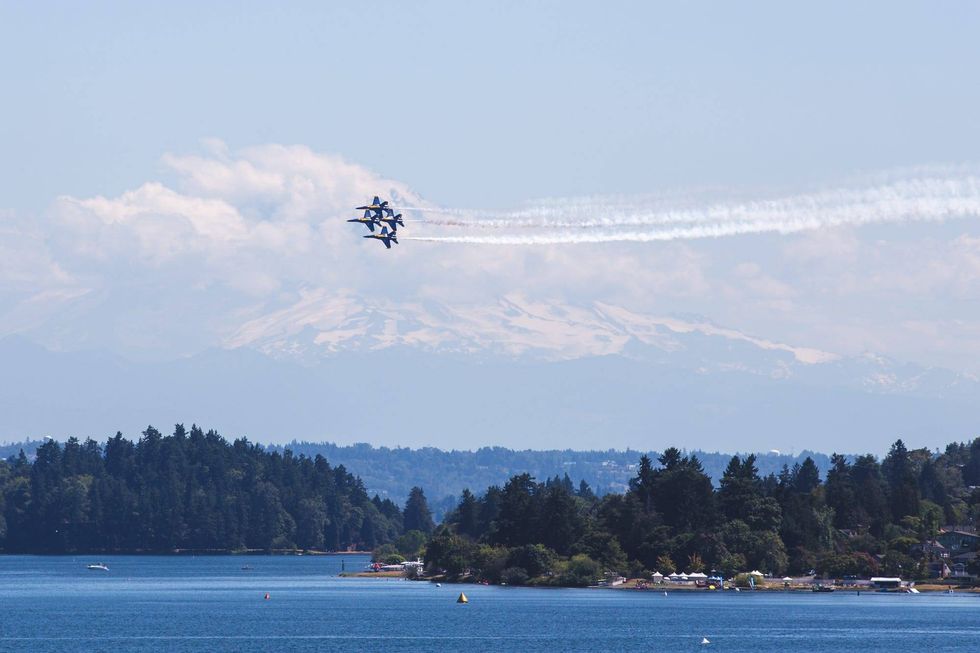 Blue Angels turning around over Lake Washington
