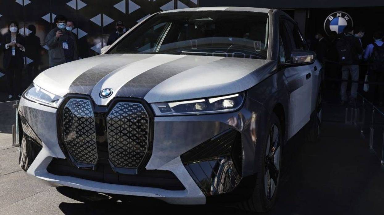 BMW ix Flow con tecnología E-Ink que cambia la pintura de color