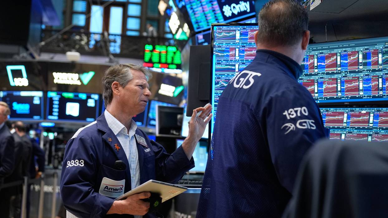 US stocks swing as oil prices keep climbing