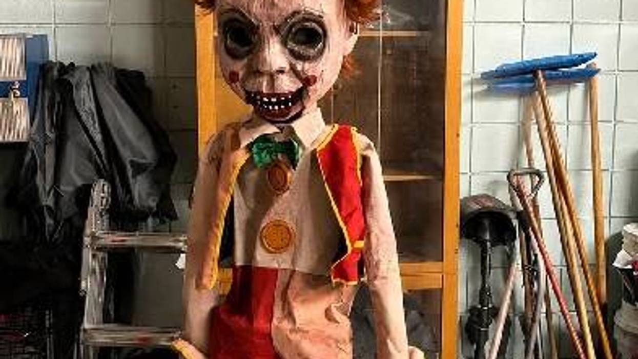 Sue and Kendra Try To Adopt The 7 Foot Abandoned Halloween Statue