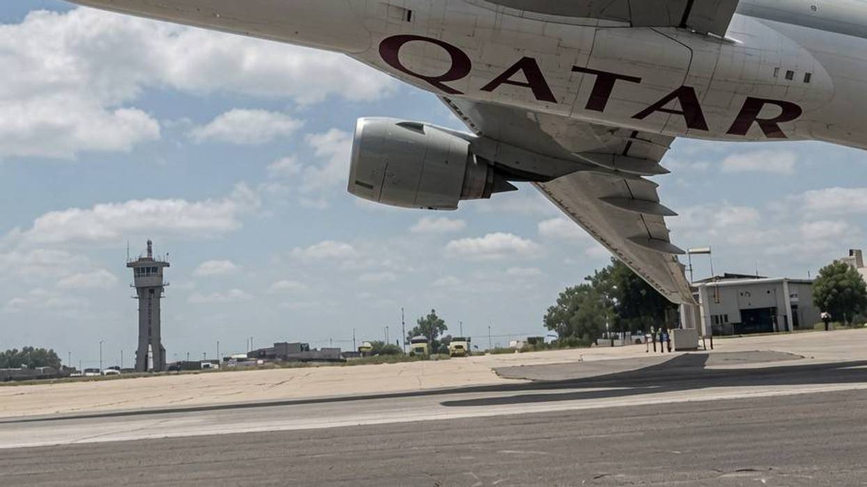 Boeing 777 freighter performs shockingly low pass over Texas jet center