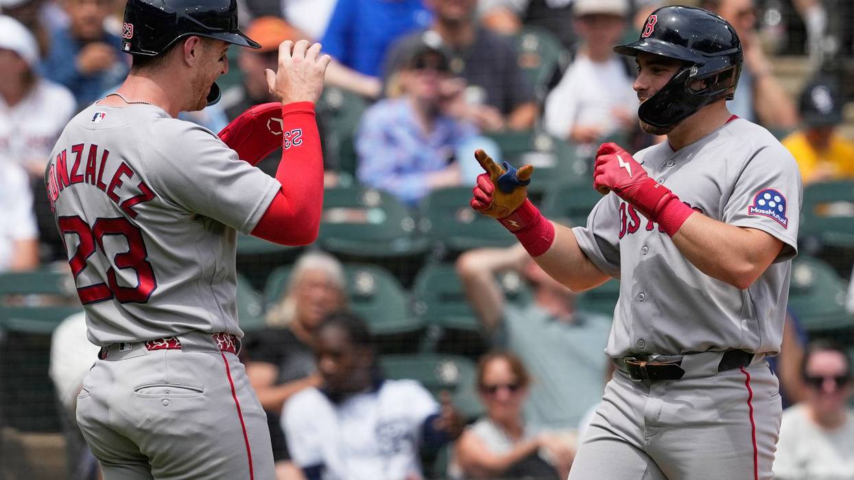 Durbin homers as the Red Sox beat the White Sox 2-1 for their 6th straight win