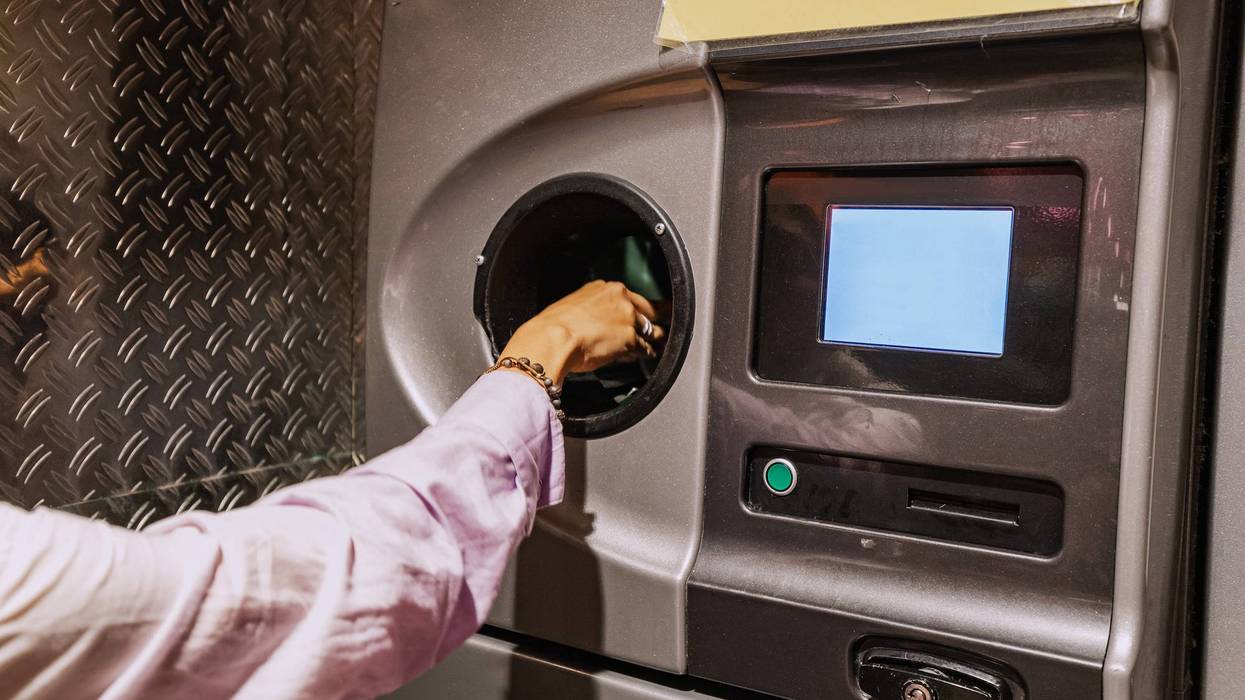 Bottle return machine