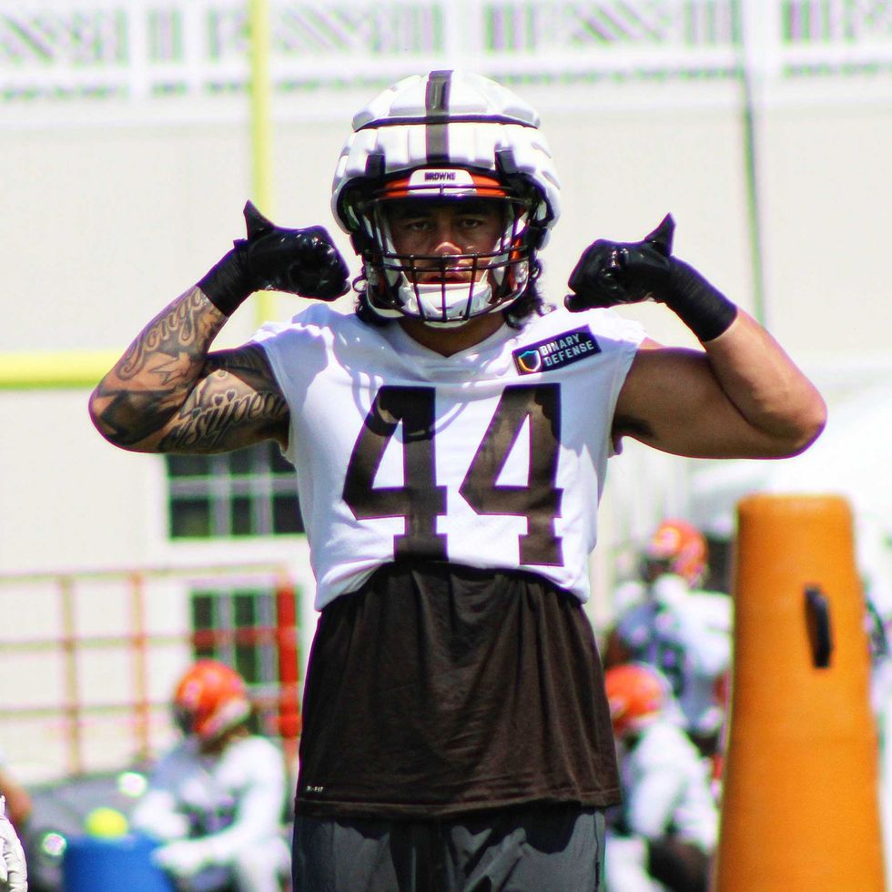Browns linebacker Sione Takitaki flexes for the camera
