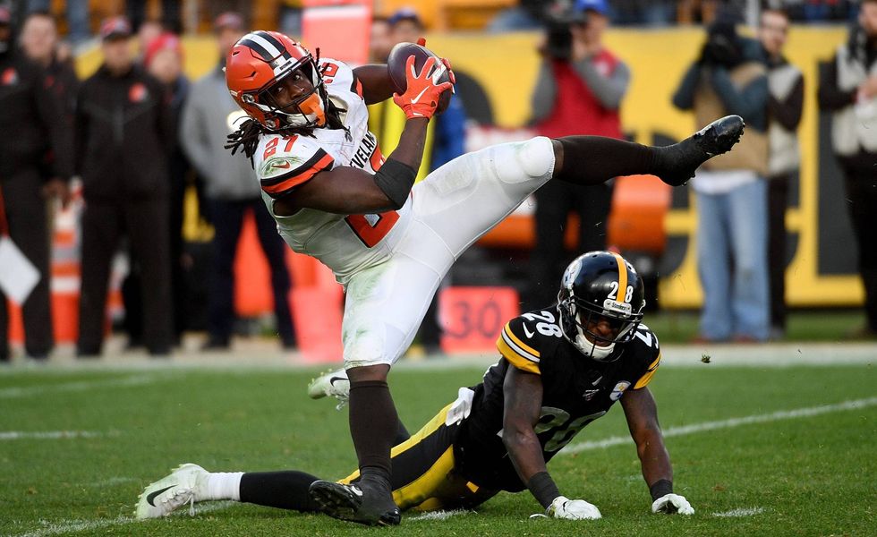 Browns running back Kareem Hunt pulls in a catch