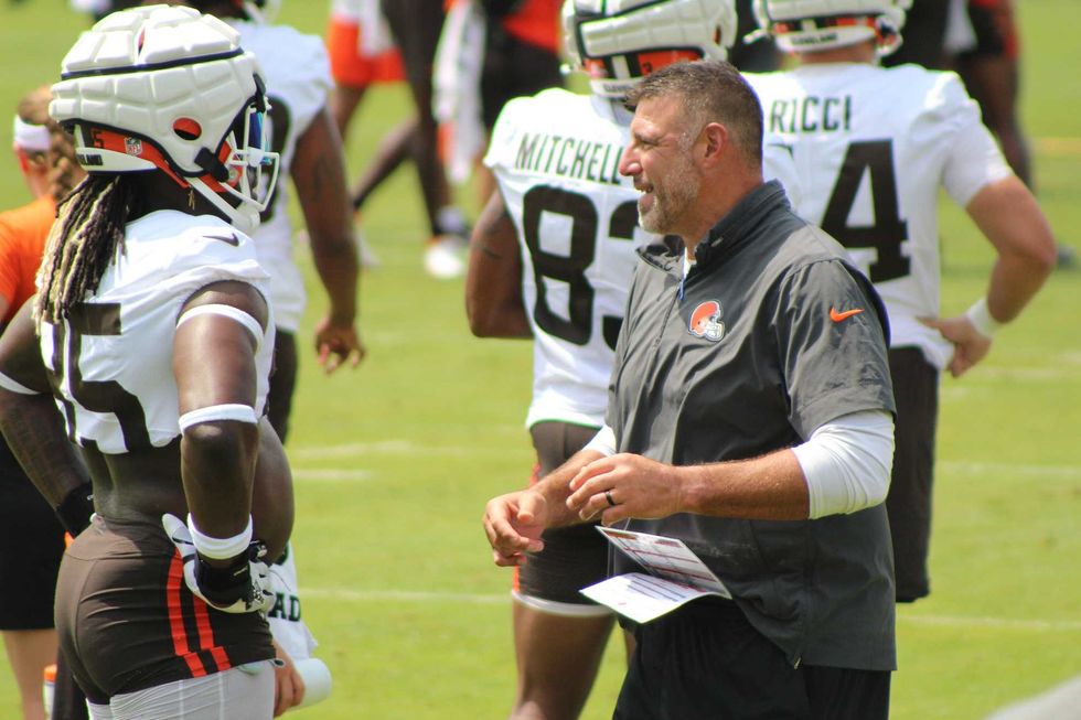 Brownie Bites: Mike Vrabel bringing experience, intensity to Browns in consulting role; Deshaun Watson strong in team periods Tuesday