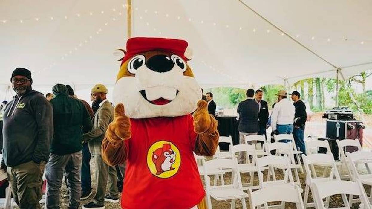 Buc-ee’s mascot giving two thumbs up