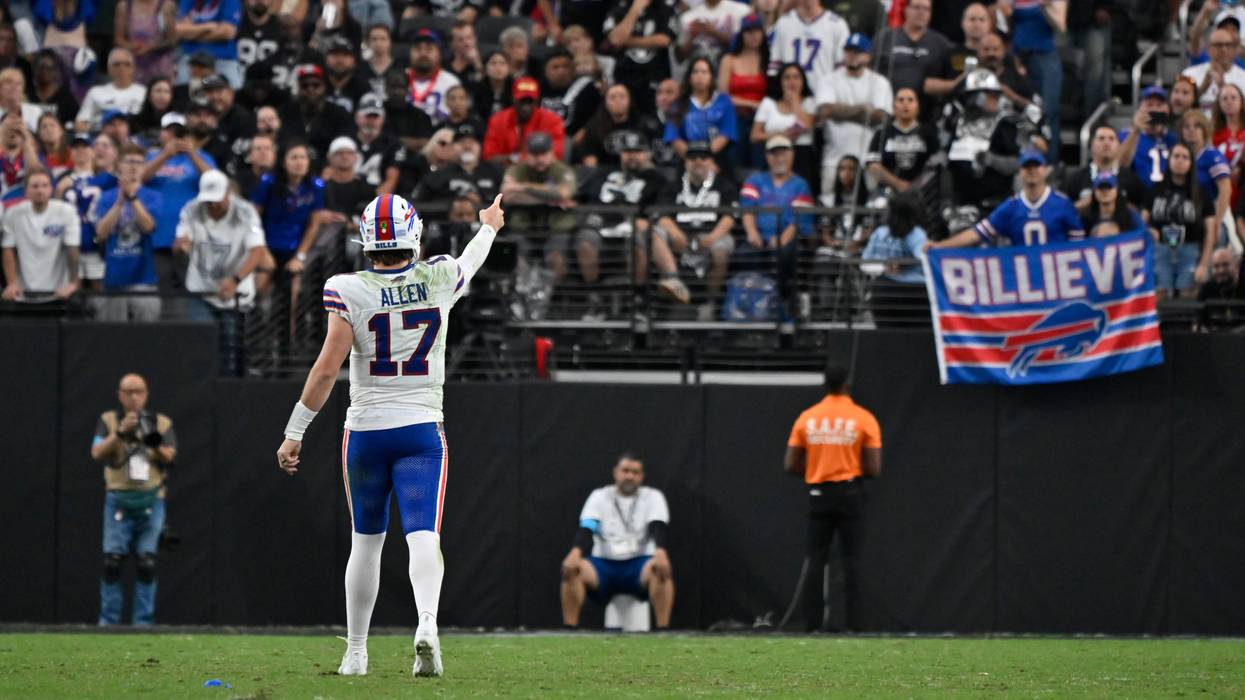 Josh Allen ties Jim Kelly's Bills TD pass record as Buffalo holds off Raiders 33-30
