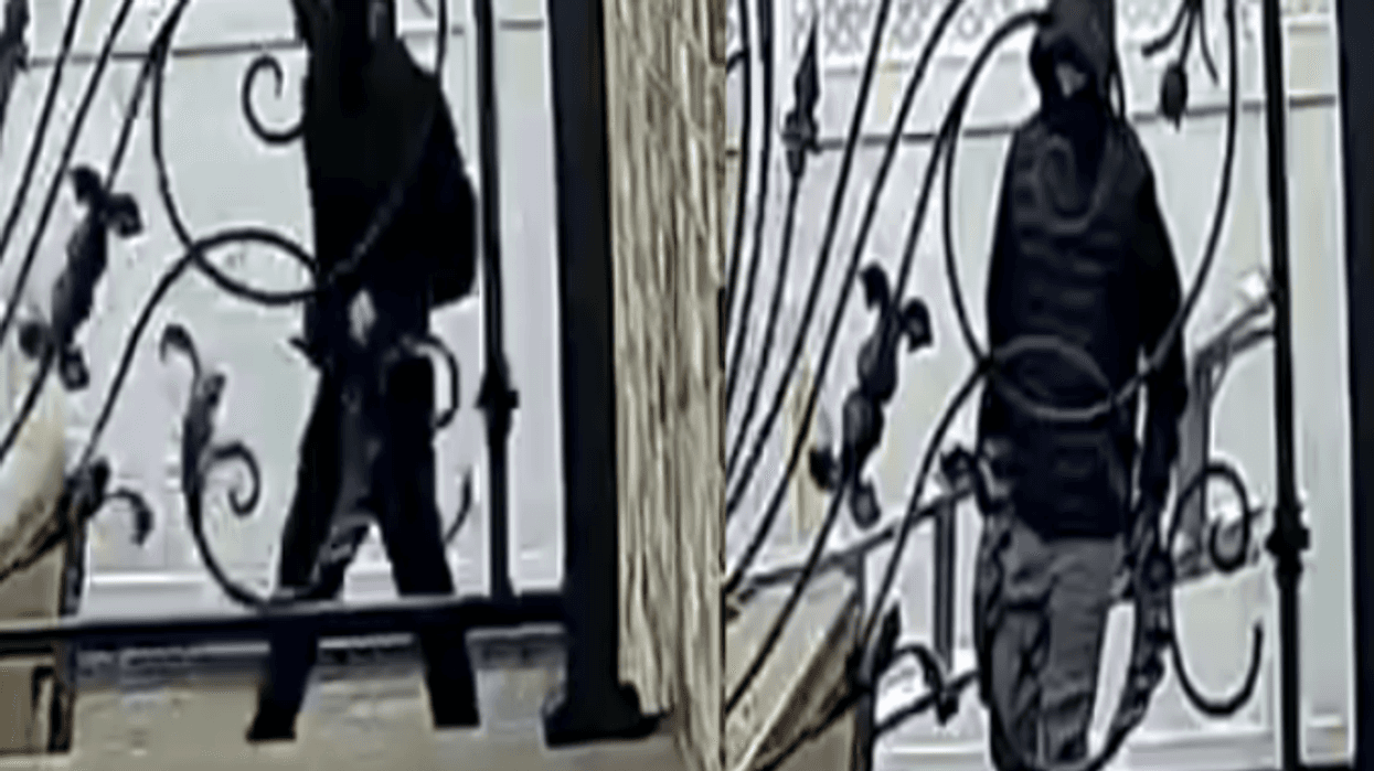 Burglars use ladders to climb into Queens home, steal $37K in jewels, clothing
