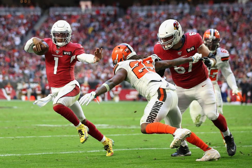 Cardinals QB Kyler Murray stiff-arms a defender