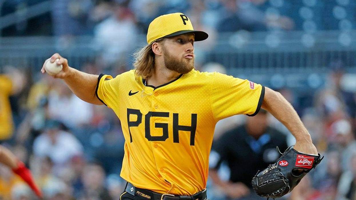 Carmen Mlodzinski pitching