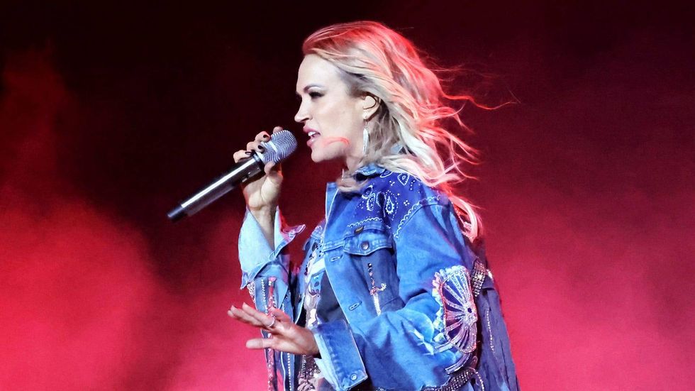 Watch Carrie Underwood cover the classics, pass the tip jar at impromptu bar performance