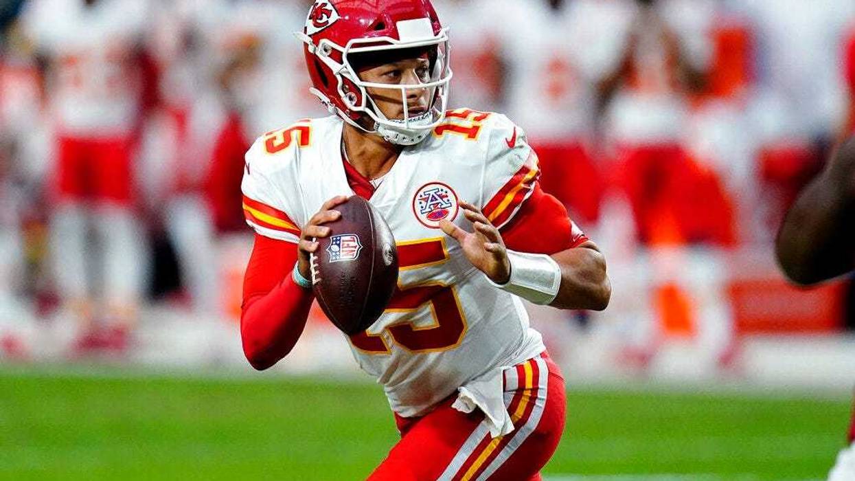 Chiefs quarterback Patrick Mahomes (15) looks to throw against the Arizona Cardinals during the first half