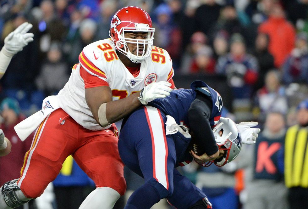 Chris Jones wraps up Patriots quarterback Tom Brady