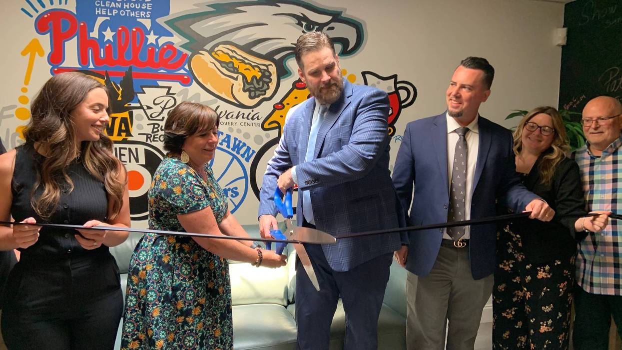 Chris Therien (center) cuts the ribbon on the Pennsylvania Recovery Center’s new outpatient facility in Center City, June 13, 2024.