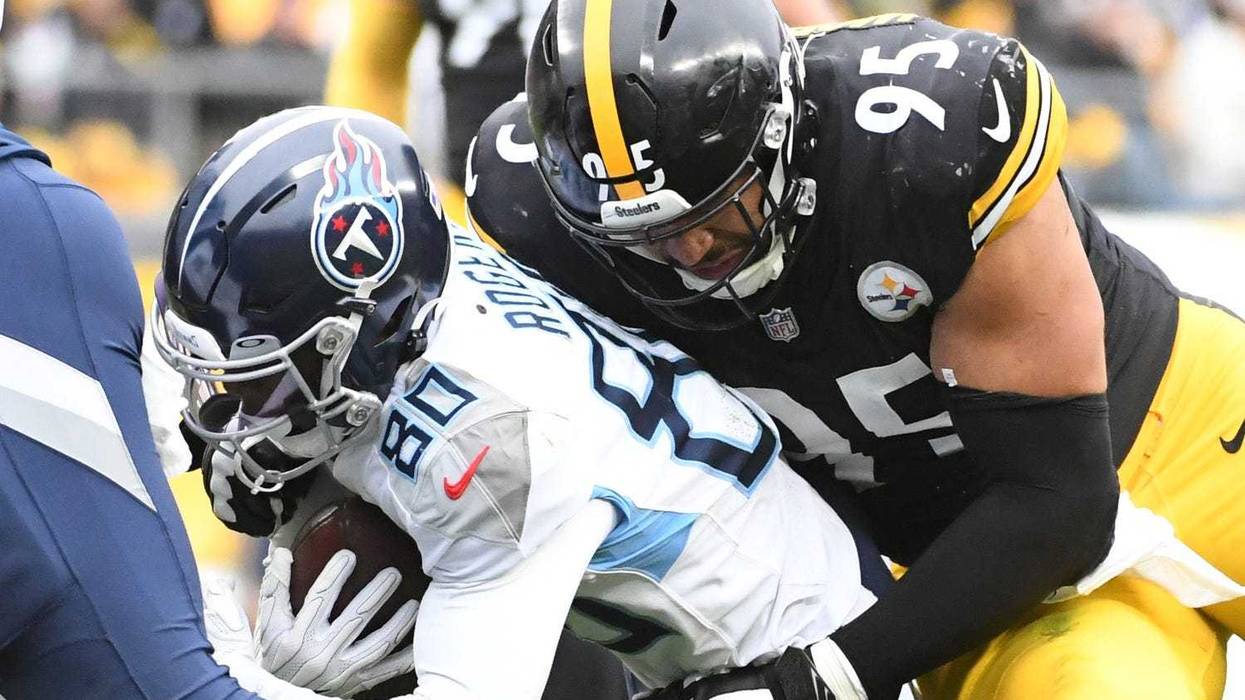 Chris Wormley tackling a Titan