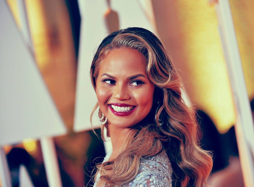 Chrissy Teigen turns dress malfunction into funny moment