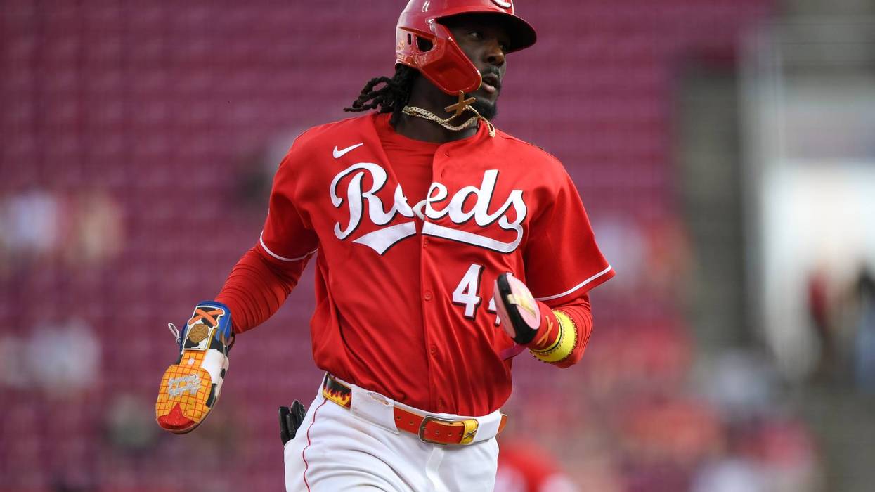 De La Cruz's 1st career walk-off hit in 10th gives Reds 6-5 win over Cardinals to split doubleheader