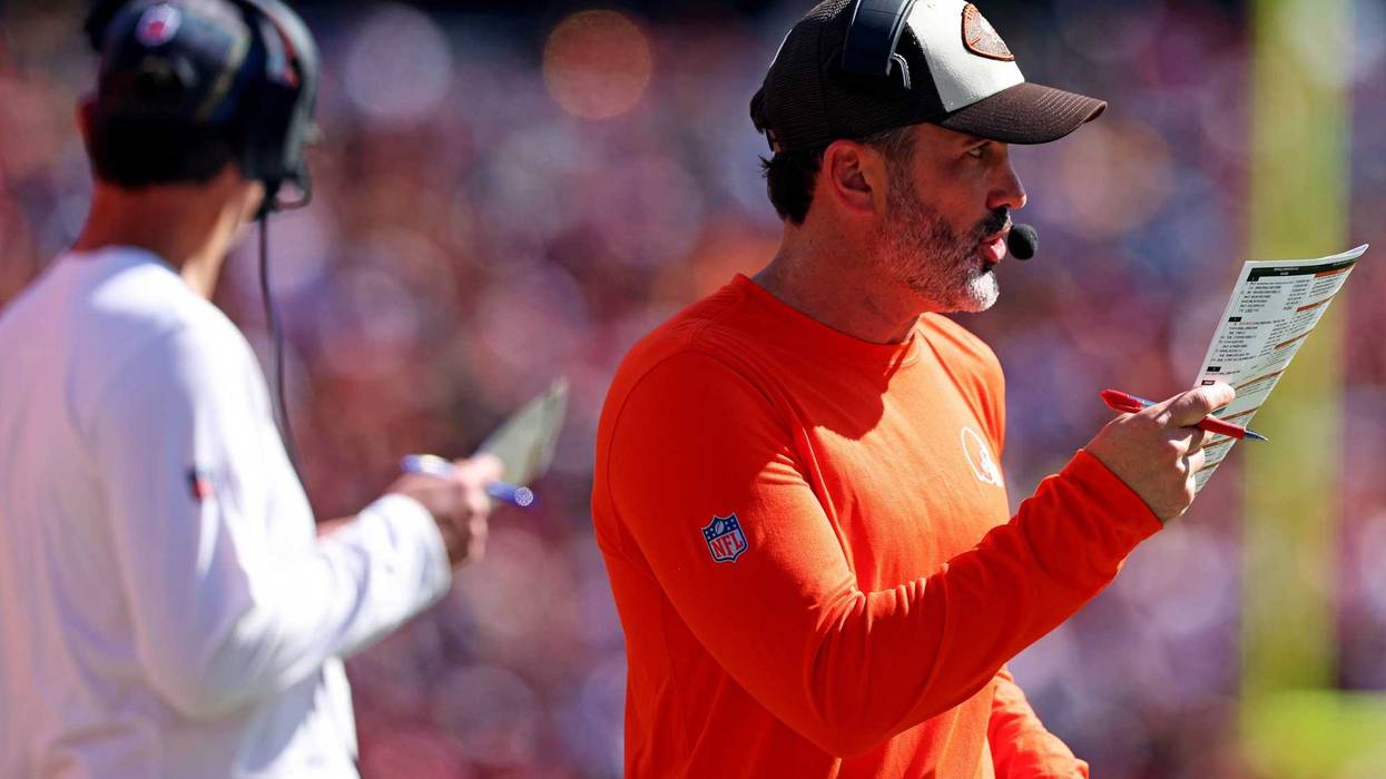Cleveland Browns head coach Kevin Stefanski calls a play during the first quarter against the Washington Commanders at NorthWest Stadium.