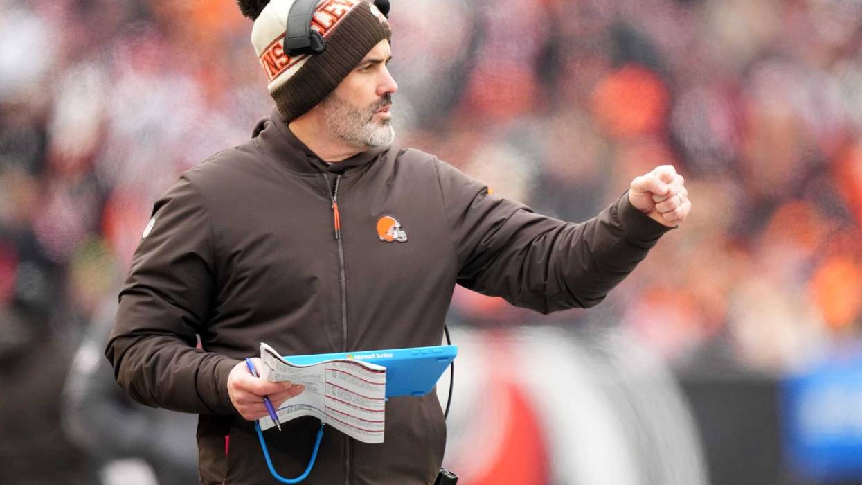 Cleveland Browns head coach Kevin Stefanski fist bumps players coming off the field in the second quarter during a Week 18 NFL football game between the Cleveland Browns at Cincinnati Bengals, Sunday, Jan. 7, 2024, at Paycor Stadium in Cincinnati.