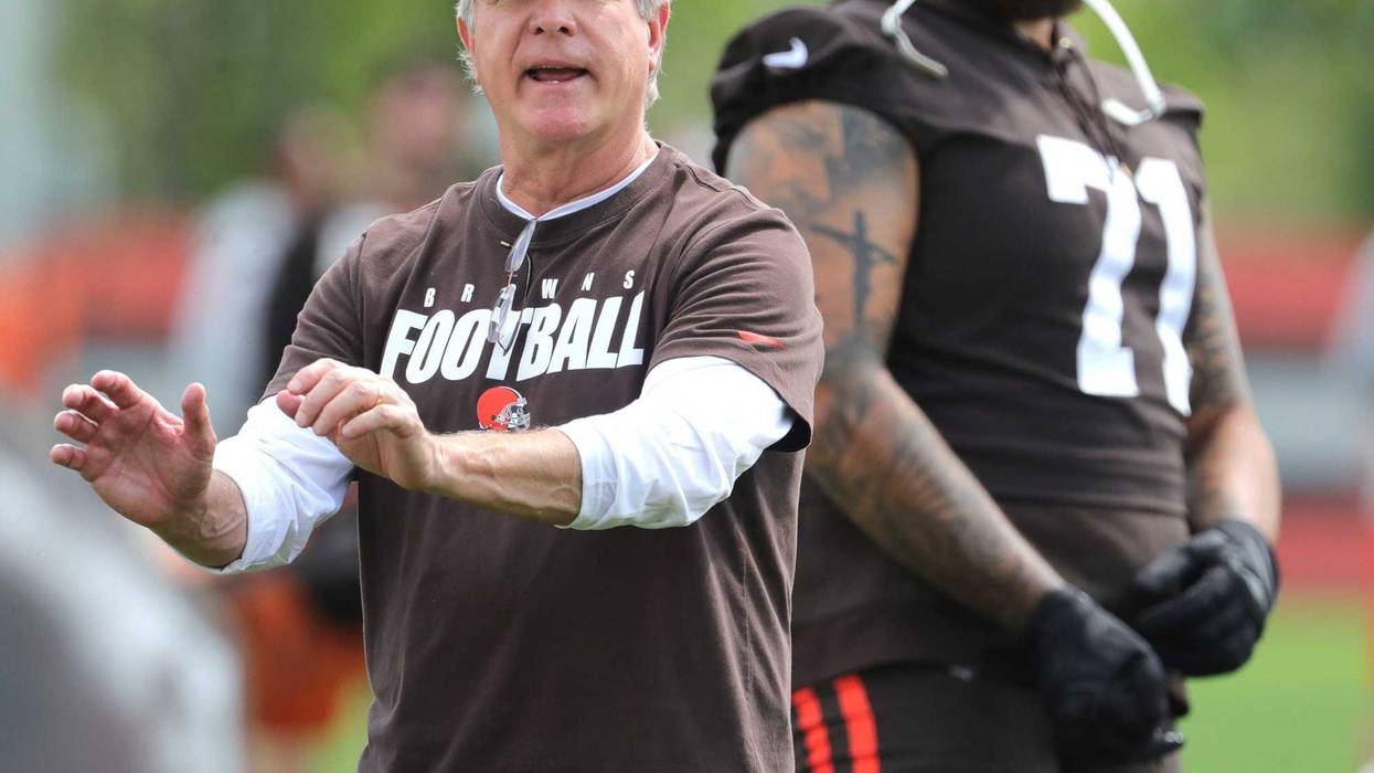 Cleveland Browns offensive line coach Bill Callahan works with the lineman during OTA workouts.