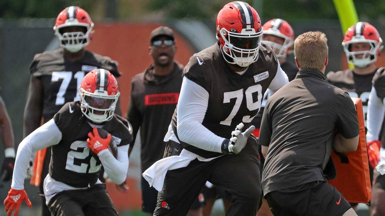 Cleveland Browns offensive tackle Dawand Jones (79) blocks for running back Dylan Sampson (22) during practice at minicamp June 10, 2025, in Berea, Ohio.