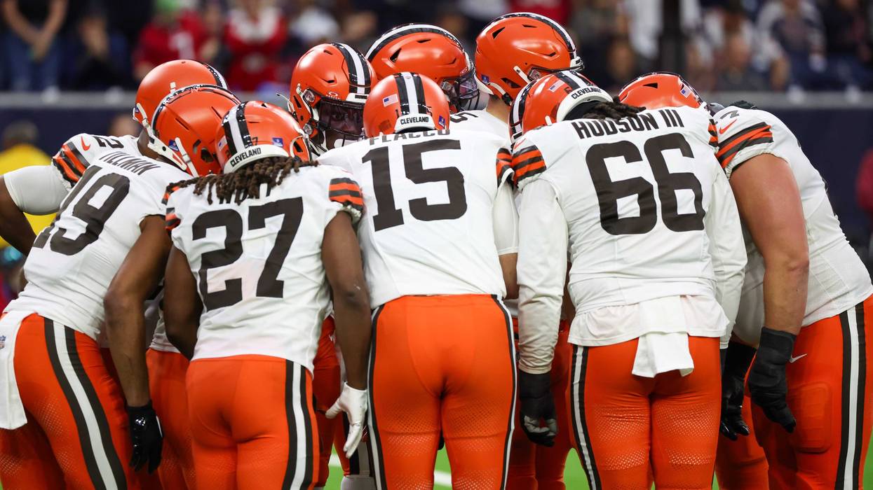 Cleveland Browns quarterback Joe Flacco (15) and the offense huddle against the Houston Texans
