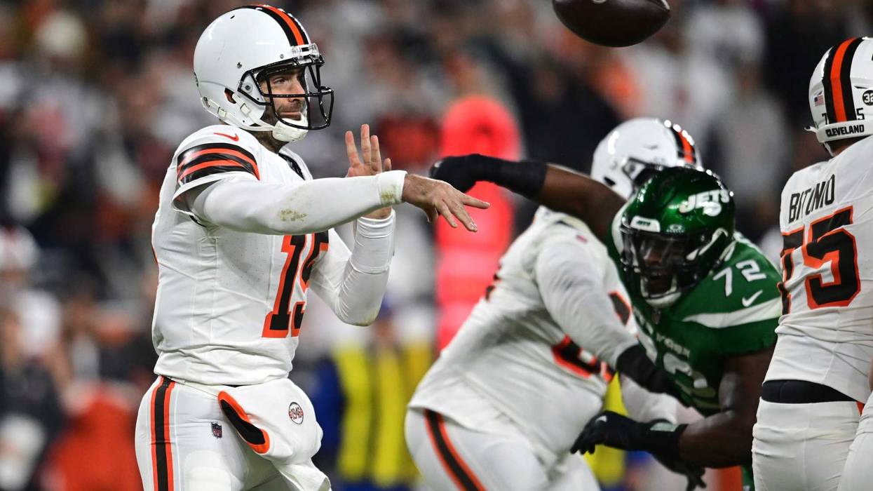Cleveland Browns quarterback Joe Flacco (15) throws a pass against the New York Jets during the first half at Cleveland Browns Stadium.