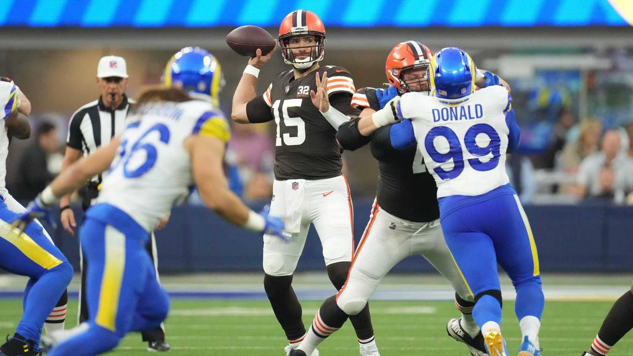 Cleveland Browns quarterback Joe Flacco (15) throws the ball against the Los Angeles Rams at SoFi Stadium.