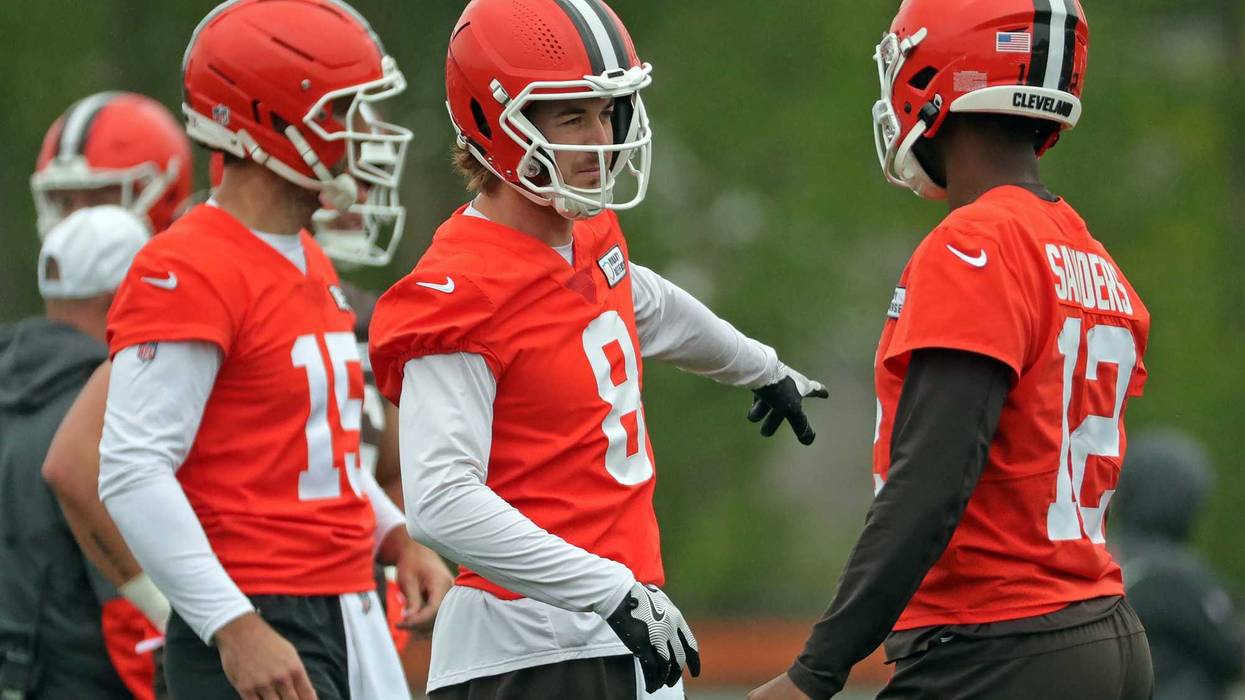 Cleveland Browns quarterback Kenny Pickett gestures to rookie Shedeur Sanders during an NFL practice at the Cleveland Browns training facility on Wednesday, May 28, 2025, in Berea, Ohio.