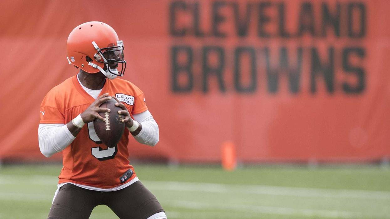 Cleveland Browns quarterback Tyrod Taylor (5) throws a pass during minicamp at the Cleveland Browns training facility.