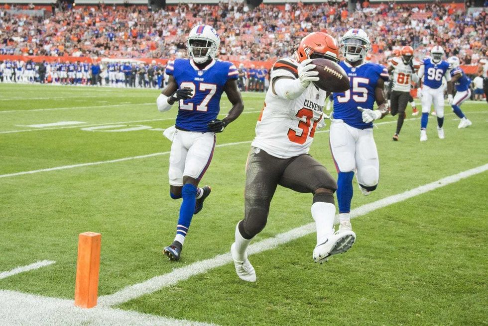 Browns run game, starting defense shine in 19-17 loss to Bills