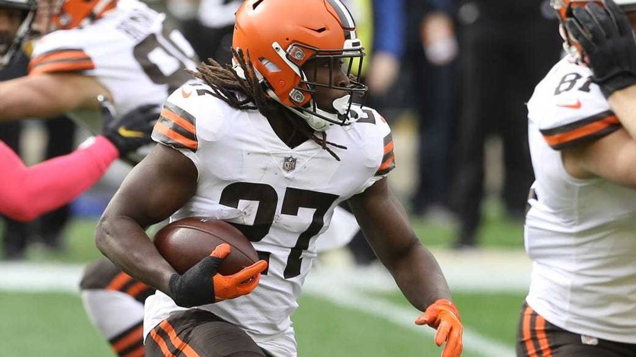 Cleveland Browns running back Kareem Hunt runs the ball against the Pittsburgh Steelers during the first quarter at Heinz Field.