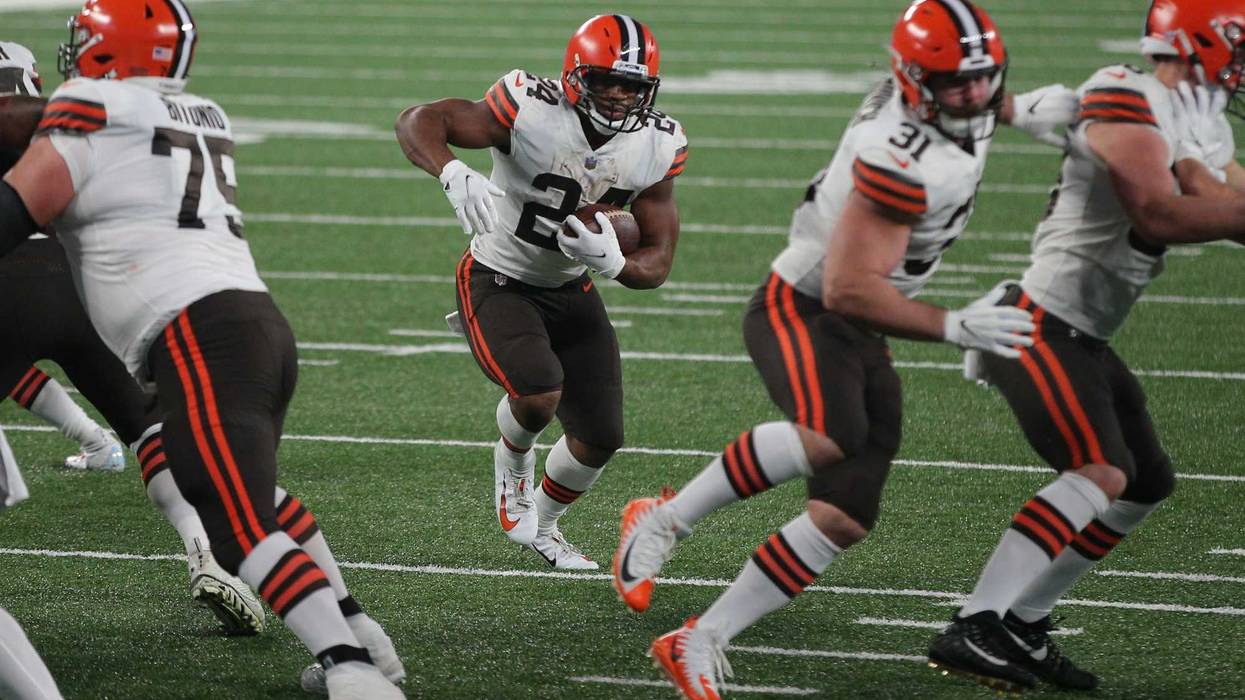 Cleveland Browns running back Nick Chubb (24) runs the ball against the New York Giants during the fourth quarter at MetLife Stadium.