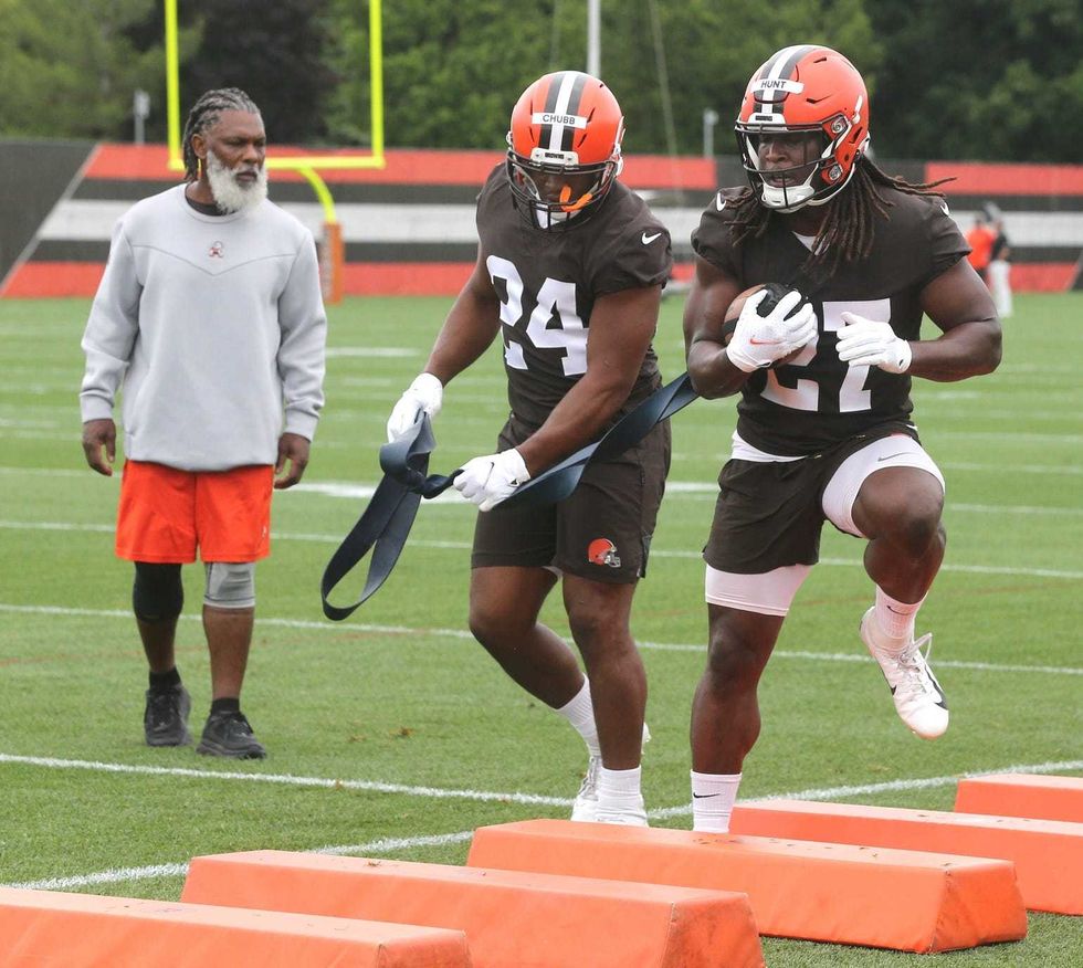 Cleveland Browns running backs coach Stump Mitchell watches Nick Chubb, center, and Kareem Hunt during minicamp.
