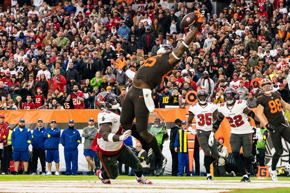 Cleveland Browns tight end David Njoku (85) makes a touchdown reception in the end zone under coverage by Tampa Bay Buccaneers linebacker Devin White (45) during the fourth quarter at FirstEnergy Stadium.
