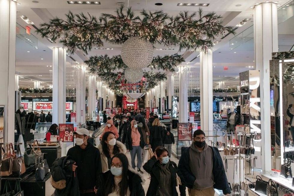 Clientes usan mascarillas en Macy
