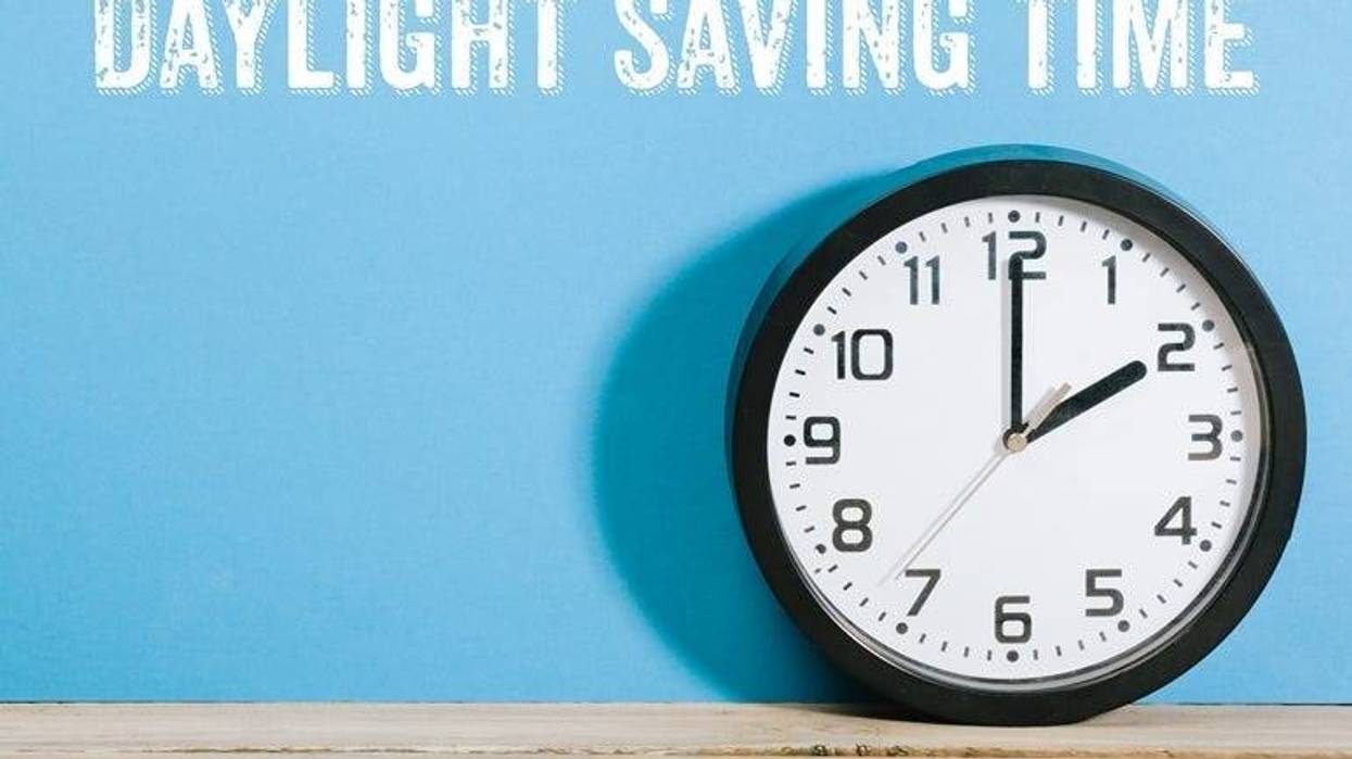 Clock on table with Daylight Saving Time message
