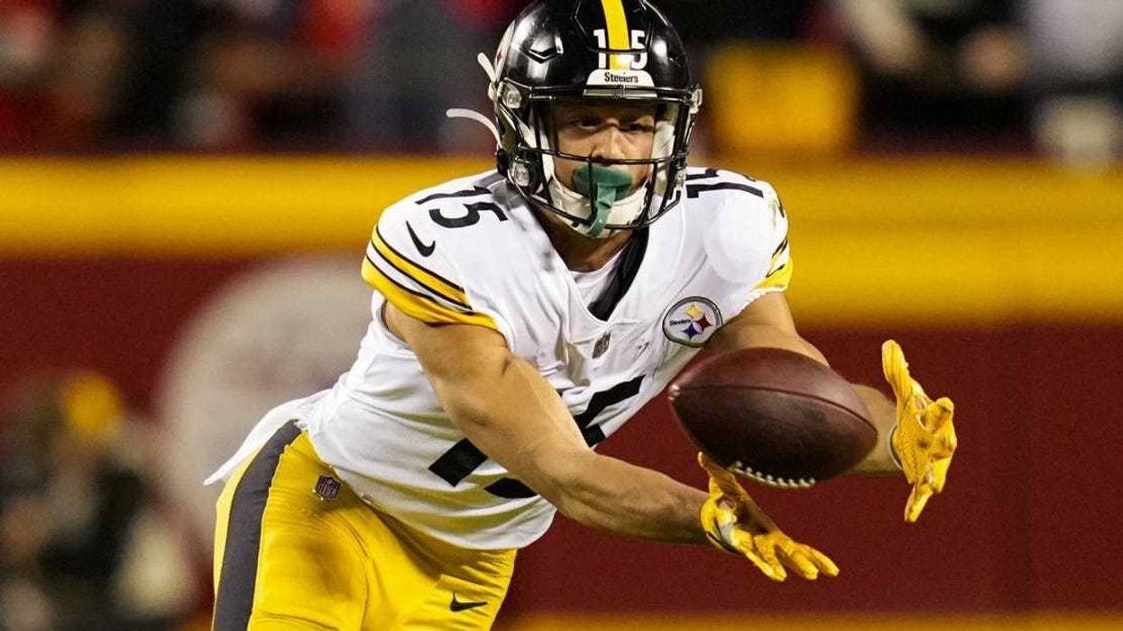 Cody White making diving catch v Chiefs