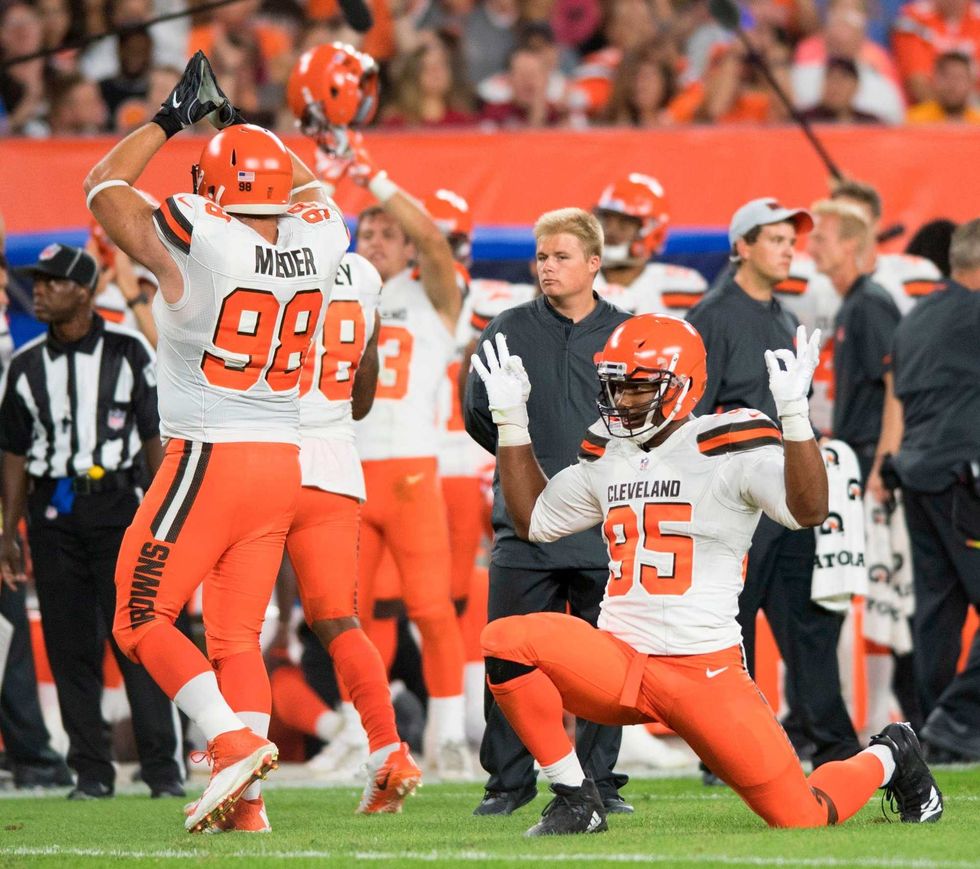 Browns starting defense swarms Eagles in 5-0 victory